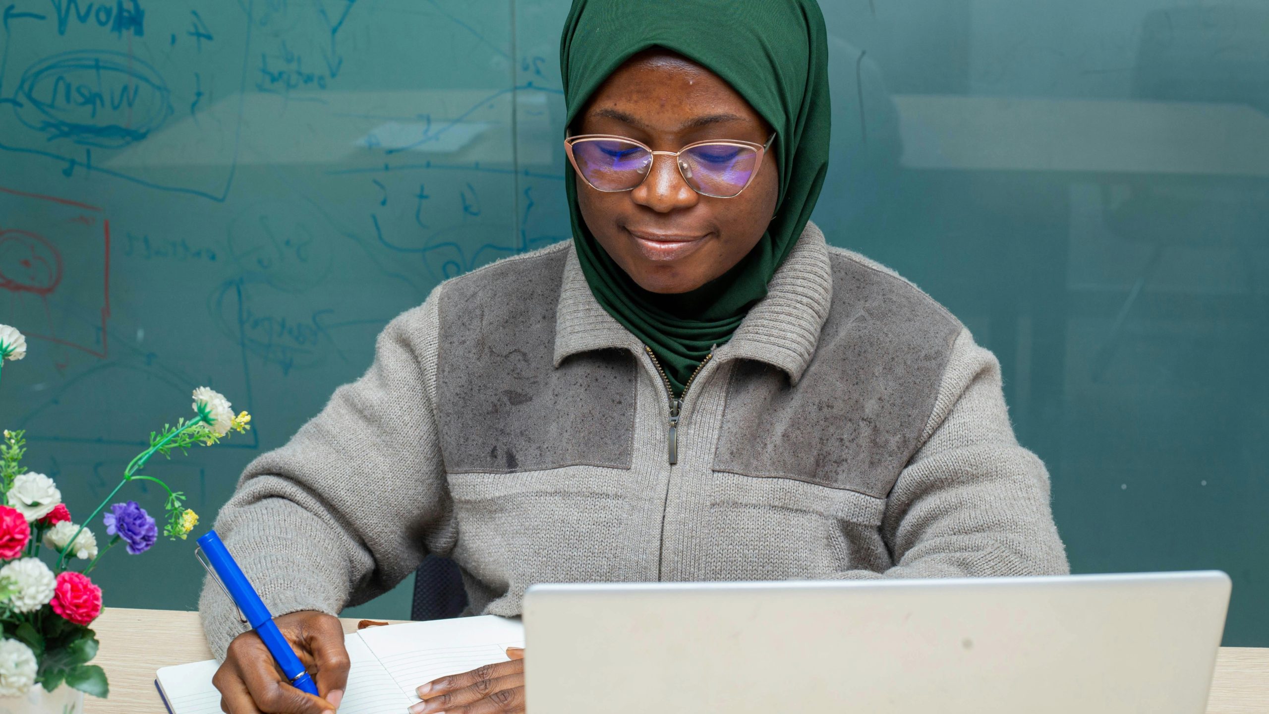 Learner in headscarf creates Learning Plan.