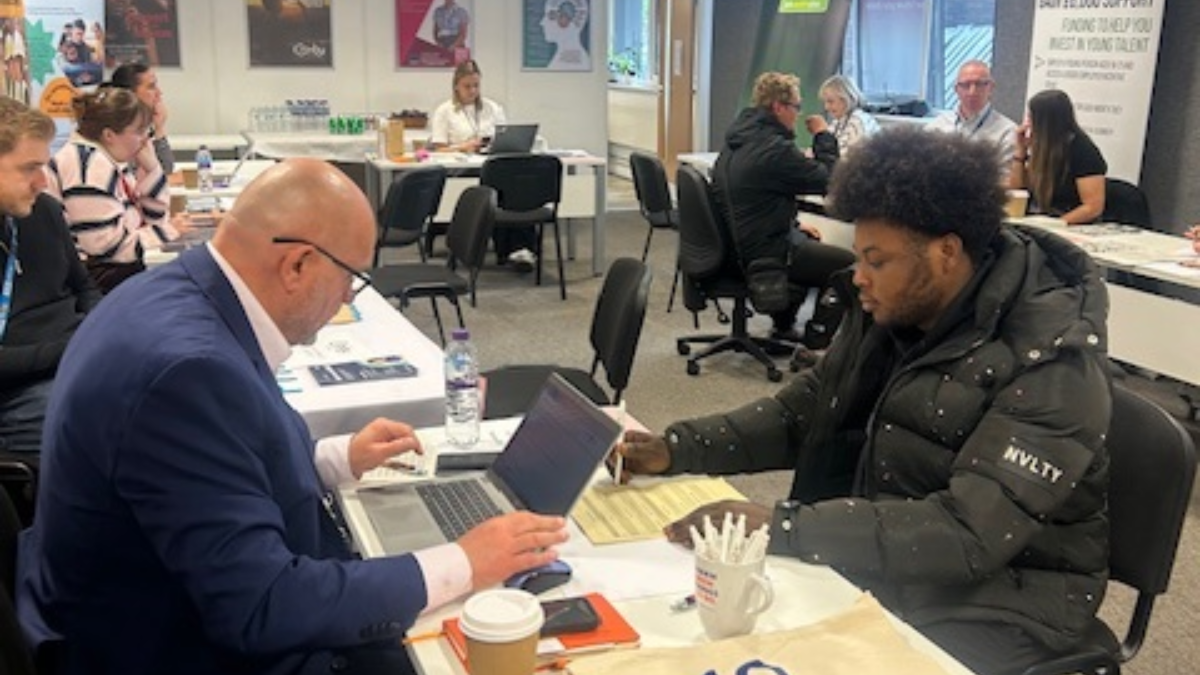 Client receiving support from an advisor during jobs fair